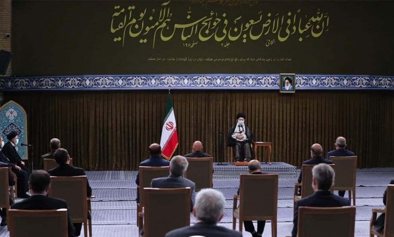 الإمام الخامنئي هدف الأعداء إنهيار الإقتصاد الإيراني