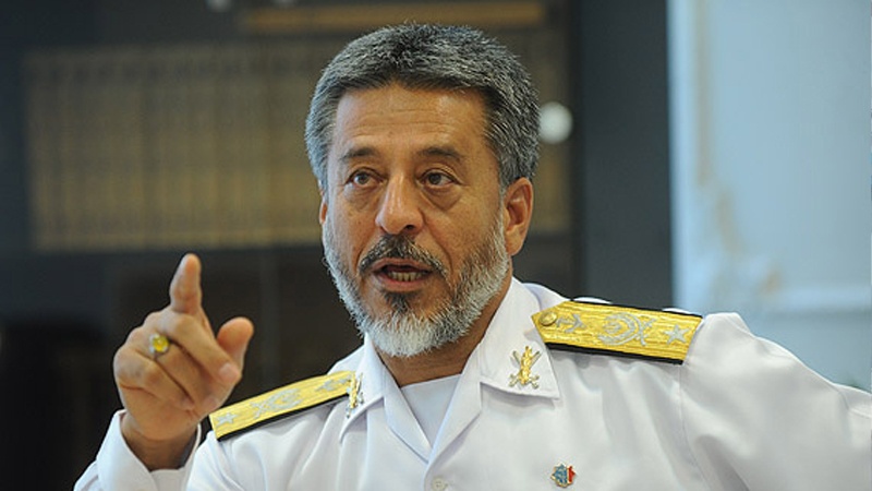 أعلن مساعد القائد العام للجيش الإيراني للشؤون التنسيقية الأدميرال حبيب الله سياري عن نجاح القوة البحرية في تأمين التجارة البحرية. إيران برس - إيران : وأشار الأدميرال سياري إلى أن القوة البحرية الإيرانية ترافق 10 آلاف ناقلة نفط وسفينة تجارية، معتبرا أن العدو بمنع السفن من الرسو في الموانئ الإيرانية كان يحاول منع تدخل المواد الغذائية إلى البلاد لإحداث المجاعة فيها. ونوه إلى أهمية الصواريخ الجديدة للدفاع البحري التابعة للجيش الإيراني وقال إن صواريخ أرض- جو هذه تعمل على المدى القصير والمتوسط والبعيد وتدافع عن سماء البلاد. واعتبر مساعد القائد العام للجيش الإيراني للشؤون التنسيقية أن الحفاظ على جزيرة خارك ومواصلة طرق إيجاد الدخل وغيرها للبلاد كلها من إنجازات الجيش الإيراني.