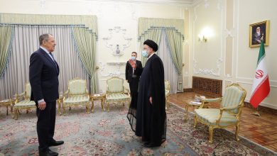 لافروف يصل إلى طهران ويلتقي بالرئيس الإيراني السيد إبراهيم رئيسي