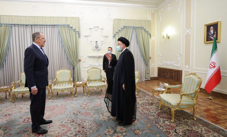 لافروف يصل إلى طهران ويلتقي بالرئيس الإيراني السيد إبراهيم رئيسي