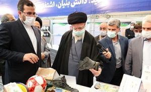 الإمام الخامنئي يزور معرض المنجزات الصناعية+ صور