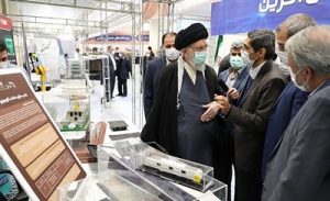 الإمام الخامنئي يزور معرض المنجزات الصناعية+ صور