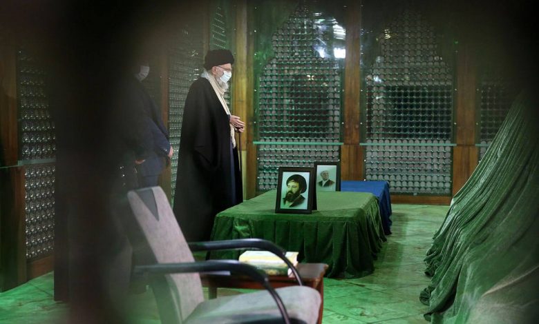 قائد الثورة الاسلامية يزور مرقد الامام الخميني (طاب ثراه)