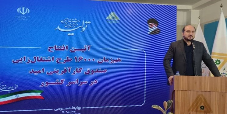 اعلن مساعد الشؤون التنفيذية لرئيس الجمهورية الاسلامية "محسن منصوري" ان وعد الحكومة الايرانية بتوفير مليون فرصة عمل قد تحقق بل تخطى ذلك ، مضيفا بان عملية السيطرة على التضخم تجري بقوة وان المواطنين سيلمسون ذلك قريبا. وقال منصوري في كلمة القاها في مراسم افتتاح 16 الف مشروع خلق فرص العمل لصندوق "اميد" لريادة الاعمال (يعمل في مجال خلق فرص العمل المنزلية والصغيرة) ان الجهود التي تبذلها الحكومة ادت الى تسجيل نمو اقتصادي وكذلك نمو عملية التصدير الى الخارج في البلاد والان يجب العمل على معالجة مشكلة التضخم. واعتبر منصوري ان سبيل النهوض بالحالة الاقتصادية في البلاد هو الاعمال الصغيرة ، مؤكدا ان خلق فرص العمل دائما يتم عبر تنشيط الاعمال الصغيرة وان الحكومة تولي اهتماما خاصا في هذا المجال. واضاف منصوري ان البلاد قد تخطت مرحلة الازمة وان اكثر من 8 مليارات ونصف المليار دولار من الاستثمارات قد تحققت في قطاع البتروكيماويات رغم كل انواع الحظر والعراقيل.