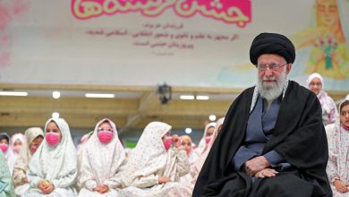 الإمام الخامنئي: جهود بارزة بذلتها النساء طوال الثورة الإسلامية