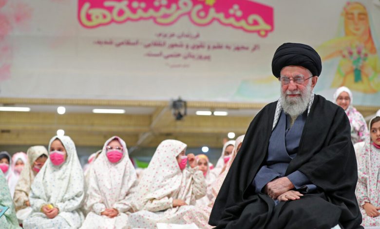الإمام الخامنئي: جهود بارزة بذلتها النساء طوال الثورة الإسلامية