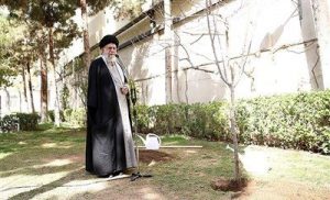 الإمام الخامنئي يغرس شتلة بمناسبة يوم الشجرة