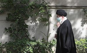 الإمام الخامنئي يغرس شتلة بمناسبة يوم الشجرة