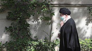 الإمام الخامنئي يغرس شتلة بمناسبة يوم الشجرة
