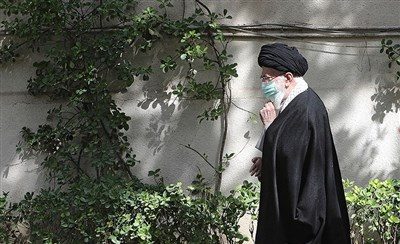 الإمام الخامنئي يغرس شتلة بمناسبة يوم الشجرة