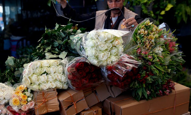 تشهد سوق الزهور والنباتات في طهران إقبالا واسعا بالمواطنين الذين يخططون لإعداد الزهور والنباتات لتزيين مائدة "هفت سين" والترحيب بفصل الربيع.