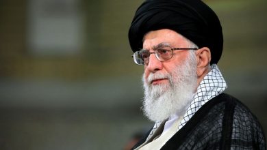 قائد الثورة يسمي العام الايراني الجديد بعام "كبح التضخم ونمو الانتاج"