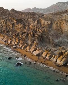 ساحل مكسر ذو تضاريس عجيبة في جنوب ايران يجذب السيّاح + صور