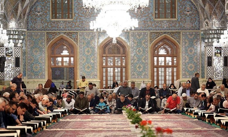 بحضور آلاف الزائرين... إقامة جلسات ختم القرآن الكريم الرمضانية في حرم الإمام علي بن موسى الرضا بمدينة مشهد المقدسة.