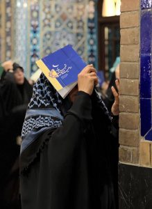 مراسم إحياء ليلة القدر الثانية ونشر المصحف الشريف علی الرأس في حرم الإمام الرضا عليه السلام في مدينة مشهد المقدسة