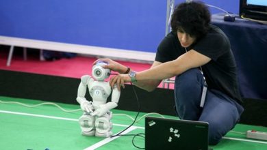 طلبة جامعة الشهيد بهشتي يتألقون في مسابقة الروبوت الدولية المفتوحة تألق طلبة جامعة الشهيد بهشتي في مسابقة الروبوت الدولية المفتوحة حيث فاز فريق الروبوتات التابع لكلية الهندسة وعلوم الكومبيوتر في جامعة الشهيد بهشتي بالمركز الثالث في النسخة الـ 17 من مسابقات كأس روبوك إيران الدولية التي جرت في الفترة من 26 الى 28 نيسان الماضي كما نال التأهل لبطولة كأس العالم للروبوتات في فرنسا 2023 . واحتل فريق الروبوتات بكلية الهندسة وعلوم الكمبيوتر في جامعة الشهيد بهشتي، في النسخة 17 من مسابقة إيران المفتوحة RoboCup 2023، في دوري محاكاة كرة القدم ثنائية الأبعاد ، المركز الثالث وتأهل لبطولة كأس العالم للروبوتات في فرنسا 2023. وقد تولى "آرمین سلیمي بدر"، عضو الهیئة العلمية في كلية الهندسة وعلوم الحاسوب رئاسة الفريق الايراني الذي يضم كلا من حمد حسام نصیري، وسید حسن مجید زنوزي، وآریا برویزي، وسید مصطفی اطیابي، وساناز موسی بور، وسیده رانا رکني، وماهان ویسي، وکیارش کوثري و محمد رضا محمد زادة. الجدير بالذكر أن فريق R3CESBU في كلية الهندسة وعلوم الحاسوب يشارك في هذه المسابقات لأول مرة الى جانب الفرق المتفوقة في العالم من الصين والبرازيل والمانيا وحصل على المرتبة الثالثة فيها. طلبة جامعة الشهيد بهشتي يتألقون في مسابقة الروبوت الدولية المفتوحة