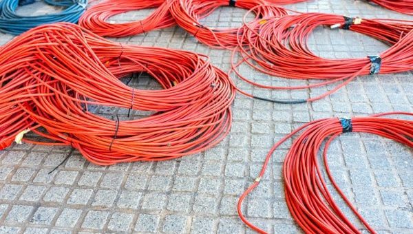 🔻وزارة الاتصالات تمد 3 ملايين عائلة في البلاد بالألياف الضوئية