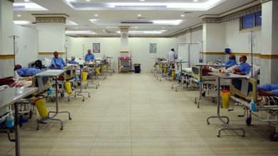 تقديم أكثر من 230 الف خدمة صحية وعلاجية للحجاج الايرانيين في الديار المقدسة أكد رئيس المركز الصحي لمنظمة الحج والزيارة التابع للهلال الأحمر " سيد على مرعشي " تقديم أكثر من 230 الف خدمة صحية وعلاجية للحجاج الايرانيين في مكة المكرمة والمدينة المنورة منذ 24 ايار الماضي حتى 23 حزيران الجاري. وقال المسؤول: لقد تم خلال هذه الفترة تقديم 12 الف و716 خدمة سريرية للحجاج بينها اجراء التحاليل الطبية وغيرها، وتقديم 36 الف و815 خدمة تمريض شملت تخطيط القلب وضغط الدم ومرض السكري والتضميد وغيرها في المراكز الايرانية في هاتين المدينتين المقدستين. وأضاف قائلا: ان عدد الوصفات العلاجية والصيدلية التي قدمت للحجاج بلغت 120 الفا و771 وصفة، فيما بلغت حالات نقل المرضى الى المراكز الصحية 2133 حالة، ويرقد حاليا 35 زائرا ايرانيا في مستشفى الهلال الأحمر الايراني و18 اخرين في مستشفيات السعودية. ونصح " مرعشي " الحجاج الايرانيين بإرتداء الملابس البيضاء للحيلولة دون الاصابة بضربة الشمس نظرا لحرارة الجو الكبيرة في السعودية، وعدم الخروج من الفنادق في النهار والتوجه الى الزيارة في الليل لتحسن حالة الجو. كما دعا رئيس المركز الصحي لمنظمة الحج والزيارة التابع للهلال الأحمر الحجاج الايرانيين الى شرب الماء بكثرة كي لاتواجه اجسادهم قلة الماء وتفادي مشاكل حرارة الجو.