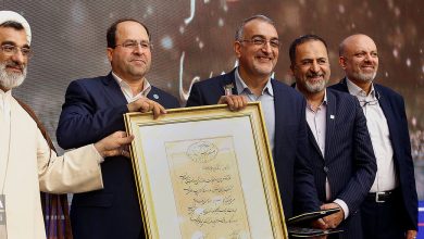 منح وسام التميز العلمي لـ12شخصية اكاديمية بارزة في ايران