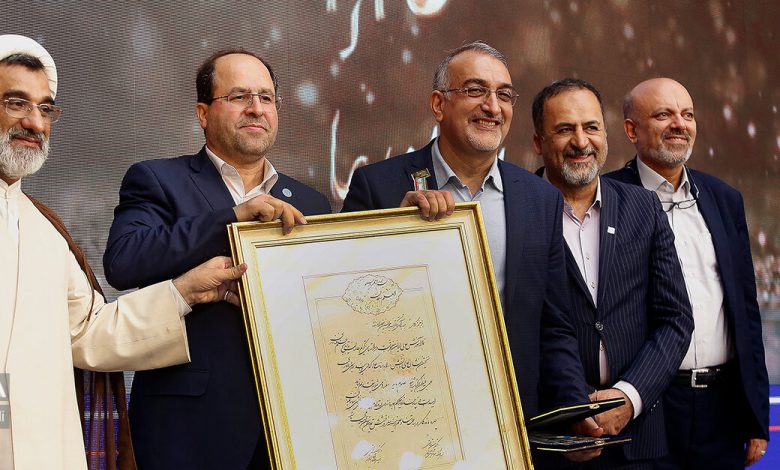 منح وسام التميز العلمي لـ12شخصية اكاديمية بارزة في ايران