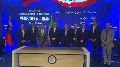 إيران وفنزويلا توقعان علی عدة عقود نفطية تم توقیع عدة اتفاقيات تعاون بین ایران وفنزويلا في مجال تطوير الحقول والمحطات النفطية، وتنشيط طاقة التكرير والبتروكيماويات خلال زيارة رئيس الجمهورية الاسلامية الايرانية آية الله إبراهيم رئيسي لفنزویلا. وأعلنت وزارة النفط الإیراني عن توقیع عدة اتفاقيات تعاون بین إيران وفنزويلا في مجال تطوير الحقول والمحطات النفطية، وتنشيط طاقة التكرير والبتروكيماويات خلال زيارة آية الله رئيسي للعاصمة الفنزويلية كراكاس. ويمضي التعاون النفطي الإيراني-الفنزويلي في مجال تطوير الحقول وتحديث المصافي والمجمّعات البتروكيماوية وتجارة النفط قدماً بشكل متنامي ومتزايد وصولاً الى توقيع وثائق ومذكرات تعاون مشتركة جديدة. وكان البلدان قد أبرمتا بالفعل اتفاقيات في مجال النفط والطاقة منذ بداية حكومة الرئيس رئيسي، وقد تم توقيع جزء مهم من هذه الاتفاقيات التنفيذية والوثائق الجديدة لتطوير وتعزيز التعاون الفعال بين البلدين. کما قد وقع وزير النفط الإيراني "جواد أوجي" خلال زيارته للعاصمة الفنزويلية كراكاس العديد من الوثائق ومذكرات التفاهم مع نظيره الفنزويلي "بيدرو رافاييل تيليشيا" بحضور النائبة الأولى للرئيس الفنزويلي "دلسي إلوينا رودريغيز غوميز" ، وذلك بهدف تعزيز التعاون الثنائي بين إيران وفنزويلا في قطاعي صناعات المنبع والمصب في صناعة النفط.