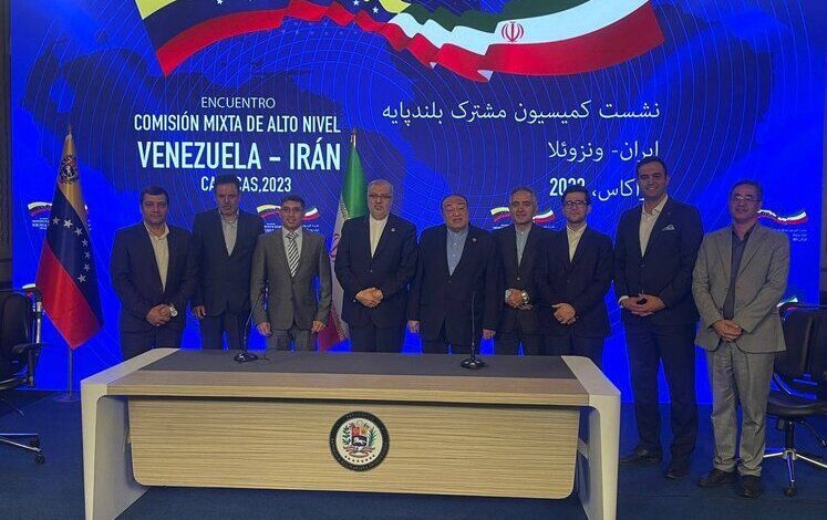 إيران وفنزويلا توقعان علی عدة عقود نفطية تم توقیع عدة اتفاقيات تعاون بین ایران وفنزويلا في مجال تطوير الحقول والمحطات النفطية، وتنشيط طاقة التكرير والبتروكيماويات خلال زيارة رئيس الجمهورية الاسلامية الايرانية آية الله إبراهيم رئيسي لفنزویلا. وأعلنت وزارة النفط الإیراني عن توقیع عدة اتفاقيات تعاون بین إيران وفنزويلا في مجال تطوير الحقول والمحطات النفطية، وتنشيط طاقة التكرير والبتروكيماويات خلال زيارة آية الله رئيسي للعاصمة الفنزويلية كراكاس. ويمضي التعاون النفطي الإيراني-الفنزويلي في مجال تطوير الحقول وتحديث المصافي والمجمّعات البتروكيماوية وتجارة النفط قدماً بشكل متنامي ومتزايد وصولاً الى توقيع وثائق ومذكرات تعاون مشتركة جديدة. وكان البلدان قد أبرمتا بالفعل اتفاقيات في مجال النفط والطاقة منذ بداية حكومة الرئيس رئيسي، وقد تم توقيع جزء مهم من هذه الاتفاقيات التنفيذية والوثائق الجديدة لتطوير وتعزيز التعاون الفعال بين البلدين. کما قد وقع وزير النفط الإيراني "جواد أوجي" خلال زيارته للعاصمة الفنزويلية كراكاس العديد من الوثائق ومذكرات التفاهم مع نظيره الفنزويلي "بيدرو رافاييل تيليشيا" بحضور النائبة الأولى للرئيس الفنزويلي "دلسي إلوينا رودريغيز غوميز" ، وذلك بهدف تعزيز التعاون الثنائي بين إيران وفنزويلا في قطاعي صناعات المنبع والمصب في صناعة النفط.