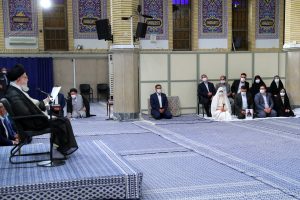 عقد الإمام الخامنئي قرانَ شقيقةِ شهيد الدفاع عن المقدّسات مجيد قربانخاني