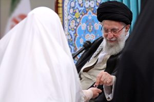 عقد الإمام الخامنئي قرانَ شقيقةِ شهيد الدفاع عن المقدّسات مجيد قربانخاني