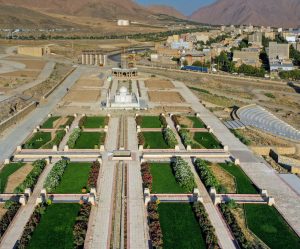 حدیقة "العالم الصغير" في مدينة ملاير غرب البلاد