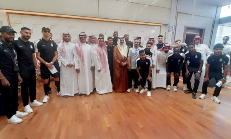 السفير السعودي في طهران سعود بن عبد الله العنزي يستقبل فريق نادي النصر السعودي في مطار طهران