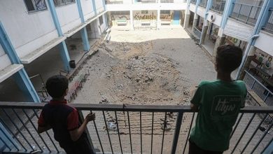 4156 طالباً استشهدوا منذ بدء العدوان الإسرائيلي على غزة أعلنت وزارة التربية والتعليم الفلسطينية، اليوم الثلاثاء، أن 4156 طالباً استشهدوا، وأصيب 7818 في قطاع غزة والضفة الغربية منذ بدء الاحتلال الإسرائيلي عدوانه على القطاع في السابع من تشرين الأول الماضي. ونقلت وكالة "وفا" عن الوزارة قولها في بيان اليوم: إن عدد الطلبة الذين استشهدوا في القطاع منذ بدء العدوان وصل إلى أكثر من 4119 شهيداً، فيما وصل عدد الجرحى إلى 7536 جريحاً، بينما استشهد 37 طالباً في الضفة وأصيب 282 آخرون، إضافة إلى اعتقال 85. وأضافت الوزارة: ان 221 معلماً وإدارياً استُشهدوا وأصيب 703 بجروح في قطاع غزة، فيما أصيب 5 بجروح واعتقل أكثر من 71 في الضفة. ولفتت الوزارة إلى أن الاحتلال قصف 343 مدرسة بينها 65 مدرسة تابعة للأونروا في قطاع غزة، 7 منها تدمرت بالكامل، و83 تعرضت لأضرار بالغة كما تعرضت 38 مدرسة في الضفة للاقتحام والتخريب. وأشارت الوزارة إلى أن الاحتلال استهدف 90 بالمئة من مدارس القطاع، وأن 29 بالمئة منها لا يمكن تشغيلها لتعرضها لهدم كلي أو أضرار بالغة، وأن 133 مدرسة