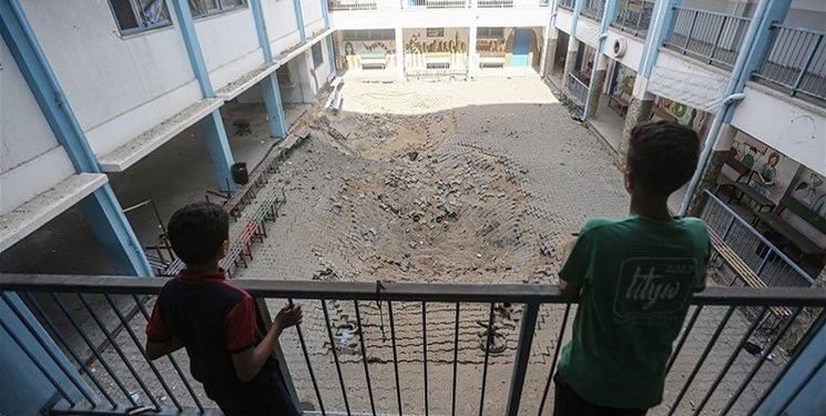 4156 طالباً استشهدوا منذ بدء العدوان الإسرائيلي على غزة أعلنت وزارة التربية والتعليم الفلسطينية، اليوم الثلاثاء، أن 4156 طالباً استشهدوا، وأصيب 7818 في قطاع غزة والضفة الغربية منذ بدء الاحتلال الإسرائيلي عدوانه على القطاع في السابع من تشرين الأول الماضي. ونقلت وكالة "وفا" عن الوزارة قولها في بيان اليوم: إن عدد الطلبة الذين استشهدوا في القطاع منذ بدء العدوان وصل إلى أكثر من 4119 شهيداً، فيما وصل عدد الجرحى إلى 7536 جريحاً، بينما استشهد 37 طالباً في الضفة وأصيب 282 آخرون، إضافة إلى اعتقال 85. وأضافت الوزارة: ان 221 معلماً وإدارياً استُشهدوا وأصيب 703 بجروح في قطاع غزة، فيما أصيب 5 بجروح واعتقل أكثر من 71 في الضفة. ولفتت الوزارة إلى أن الاحتلال قصف 343 مدرسة بينها 65 مدرسة تابعة للأونروا في قطاع غزة، 7 منها تدمرت بالكامل، و83 تعرضت لأضرار بالغة كما تعرضت 38 مدرسة في الضفة للاقتحام والتخريب. وأشارت الوزارة إلى أن الاحتلال استهدف 90 بالمئة من مدارس القطاع، وأن 29 بالمئة منها لا يمكن تشغيلها لتعرضها لهدم كلي أو أضرار بالغة، وأن 133 مدرسة