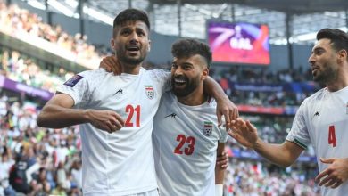 ايران تهزم اليابان وتتأهل لنصف نهائي كأس آسيا تأهل منتخب إيران إلى الدور قبل النهائي بعد فوزه على اليابان 2-1 يوم السبت على ستاد المدينة التعليمية في الريان، ضمن ربع نهائي كأس آسيا لكرة القدم AFC قطر 2023. وتقدم المنتخب الياباني عبر هدف هيديماسا موريتا في الدقيقة 28، قبل أن ترد إيران بتسجيل هدفين في الشوط الثاني عن طريق محمد محبي (55) وعلي رضا جهانبخش (90+6 من ضربة جزاء). ويتقابل الفائز من هذه المباراة في الدور قبل النهائي يوم الأربعاء المقبل، مع الفائز من مباراة قطر وأوزبكستان التي تقام يوم السبت أيضاً على ستاد البيت في الخور. دخل الفريقين مجريات اللقاء بحذر شديد مع محاولة المنتخب الياباني السيطرة على وسط الملعب ومحاولة الإختراق من خلال تحركات تاكيفوسو كوبو على حافة المنطقة ومن الجهة اليسرى التي يتواجد فيها دايزن مايدا، في حين حاول المنتخب الإيراني الاعتماد على سرعة علي رضا جهانبخش ومحمد محبي في الأطراف. وجاءت أولى المحاولات الخطيرة في اللقاء، حينما تسلم جهانبخش كرة على الجانب الأيسر لمنطقة الجزاء قبل أن يسددها قوّية بقدمه اليمنى مرّت فوق المرمى بقليل (13). وسنحت فرصة أخرى للمنتخب الإيراني حنيما سدد سعيد عزة اللهي كرة قوّية بقدمه اليسرى من خارج منطقة الجزاء جاءت سهلة بين أحضان الحارس الياباني زيون سوزوكي (17). في المقابل، نجح المنتخب الياباني في استغلال أولى محاولاته الحقيقية على المرمى الإيراني ليفتتح باب التسجيل، وذلك حينما تبادل اياسي اويدا وهيديماسا موريتا الكرة على الجانب الأيسر لمنطقة الجزاء قبل أن يتجاوز موريتا الدفاع الإيراني ويسدد كرة زاحفة حاول الحارس الإيراني علي رضا بيرانوند التصدي لها بقدمه، لكن الكرة واصلت طريقها نحو الشباك (28). وأهدر المنتخب الإيراني فرصة تعديل النتجية عندما استلم سامان قدوس الكرة على الجهة اليسرى قبل أن يتوغل داخل منطقة الجزاء ويسدد كرة أرضية قوّية مرّت قريبة بجوار القائم الأيمن (39)، لتنتهي مجريات الشوط الأول بتفوق اليابان بهدف دون مقابل. دخل الفريقين مجريات الشوط الثاني بقوة، وكاد المنتخب الياباني أن يضاعف تقدمه بعد أن أرسل كوبو كرة عرضية من الجهة اليسرى باتجاه القائم البعيد ارتقى لها أويدا ليحوّلها برأسه باتجاه أعلى الزاوية اليسرى، لكنها علت المرمى بقليل (51). في الجهة المقابلة، تمكن المنتخب الإيراني من إحراز هدف التعادل إثر هجمة سريعة مرر من خلالها سردار آزمون كرة بينية جميلة خلف المدافعين باتجاه محبي الذي سدد بدوره الكرة أرضية على يمين الحارس سوزوكي داخل الشباك (55). وألغى حكم اللقاء هدفاً آخر للمنتخب الإيراني سجله آزمون بسبب وقوعه في مصيدة التسلل، وذلك بعد الرجوع إلى تقنية الفيديو المساعد (63). واصل منتخب إيران أفضليته الواضحة خلال الشوط الثاني، ولاحت فرصة خطيرة عندما أرسل رضائيان كرة عرضية من الجهة اليمنى باتجاه القائم البعيد حوّلها محبي برأسه باتجاه الزاوية الضيّقة ارتدت من الشباك الخارجية (67). وبعد دقيقة واحدة فقط سدد آزمون كرة قوّية من داخل منطقة الجزاء باتجاه الزاوية اليسرى تألق الحارس سوزوكي في التصدي لها. حاول المدير الفني للمنتخب الياباني هاجيمي مورياسو إيجاد الحلول ومحاولة السيطرة على مجريات اللعب خاصة وسط الميدان من خلال إجرائه تبديلين متتاليين بدخول كاورو ميتوما وتاكومي مينامينو بدلاً من كوبو ومايدا. بدوره عاد آزمون ليواصل تهديده للمرمى الياباني عندما ارتقى لكرة عرضية عالية أرسلها ميلاد محمدي من الجهة اليسرى حوّلها برأسه لكنها مرّت قريبة بجوار أعلى الزاوية اليسرى (73). في حين سدد عزة اللهي كرة نصف طائرة من على مشارف منطقة الجزاء كان لها الحارس سوزوكي بالمرصاد (84). وفي الوقت المحتسب بدل الضائع من زمن اللقاء، نجح المنتخب الإيراني في الحصول على ضربة الجزاء بعد تعرض لاعبه حسين كنعاني زادكان للعرقلة من قبل المدافع كو ايتاكورا داخل الصندوق، انبرى لتنفيذها جهانبخش الذي سددها بقوة على يسار الحارس سوزوكي داخل الشباك محرزاً الهدف الثاني لفريقه(90+6)، ليطلق حكم اللقاء صافرة النهاية بفوز مُثير لإيران بهدفين لهدف. وكان منتخب إيران تصدر في الدور الأول ترتيب المجموعة الثالثة برصيد 9 نقاط كاملة من ثلاث مباريات، مقابل 4 نقاط لكل من الإمارات الثانية وفلسطين الثالثة، في حين أنهت هونغ كونغ الصين مبارياتها دون نقاط. واستهل الفريق مشوار المنافسة بتحقيق الفوز على فلسطين 4-1، ثم فاز على هونغ كونغ 1-0، وعلى الإمارات 2-1، وفي دور الـ16 حقق الفوز على سوريا بفارق ركلات الترجيح 5-3 بعد التعادل 1-1. في المقابل حصل المنتخب الياباني على المركز الثاني في المجموعة الرابعة برصيد 6 نقاط من ثلاث مباريات، بفارق ثلاث نقاط خلف العراق المتصدر، مقابل 3 نقاط لإندونيسيا، ولا شيء لفيتنام. ونجح الفريق في تحقيق الفوز بالجولة الأولى على فيتنام 4-2، ثم خسر أمام العراق 1-2، قبل أن يفوز في الجولة الثالثة على إندونيسيا 3-1، وفي دور الـ16 تمكن من تحقيق الفوز على البحرين 3-1.