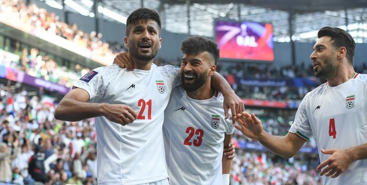 ايران تهزم اليابان وتتأهل لنصف نهائي كأس آسيا تأهل منتخب إيران إلى الدور قبل النهائي بعد فوزه على اليابان 2-1 يوم السبت على ستاد المدينة التعليمية في الريان، ضمن ربع نهائي كأس آسيا لكرة القدم AFC قطر 2023. وتقدم المنتخب الياباني عبر هدف هيديماسا موريتا في الدقيقة 28، قبل أن ترد إيران بتسجيل هدفين في الشوط الثاني عن طريق محمد محبي (55) وعلي رضا جهانبخش (90+6 من ضربة جزاء). ويتقابل الفائز من هذه المباراة في الدور قبل النهائي يوم الأربعاء المقبل، مع الفائز من مباراة قطر وأوزبكستان التي تقام يوم السبت أيضاً على ستاد البيت في الخور. دخل الفريقين مجريات اللقاء بحذر شديد مع محاولة المنتخب الياباني السيطرة على وسط الملعب ومحاولة الإختراق من خلال تحركات تاكيفوسو كوبو على حافة المنطقة ومن الجهة اليسرى التي يتواجد فيها دايزن مايدا، في حين حاول المنتخب الإيراني الاعتماد على سرعة علي رضا جهانبخش ومحمد محبي في الأطراف. وجاءت أولى المحاولات الخطيرة في اللقاء، حينما تسلم جهانبخش كرة على الجانب الأيسر لمنطقة الجزاء قبل أن يسددها قوّية بقدمه اليمنى مرّت فوق المرمى بقليل (13). وسنحت فرصة أخرى للمنتخب الإيراني حنيما سدد سعيد عزة اللهي كرة قوّية بقدمه اليسرى من خارج منطقة الجزاء جاءت سهلة بين أحضان الحارس الياباني زيون سوزوكي (17). في المقابل، نجح المنتخب الياباني في استغلال أولى محاولاته الحقيقية على المرمى الإيراني ليفتتح باب التسجيل، وذلك حينما تبادل اياسي اويدا وهيديماسا موريتا الكرة على الجانب الأيسر لمنطقة الجزاء قبل أن يتجاوز موريتا الدفاع الإيراني ويسدد كرة زاحفة حاول الحارس الإيراني علي رضا بيرانوند التصدي لها بقدمه، لكن الكرة واصلت طريقها نحو الشباك (28). وأهدر المنتخب الإيراني فرصة تعديل النتجية عندما استلم سامان قدوس الكرة على الجهة اليسرى قبل أن يتوغل داخل منطقة الجزاء ويسدد كرة أرضية قوّية مرّت قريبة بجوار القائم الأيمن (39)، لتنتهي مجريات الشوط الأول بتفوق اليابان بهدف دون مقابل. دخل الفريقين مجريات الشوط الثاني بقوة، وكاد المنتخب الياباني أن يضاعف تقدمه بعد أن أرسل كوبو كرة عرضية من الجهة اليسرى باتجاه القائم البعيد ارتقى لها أويدا ليحوّلها برأسه باتجاه أعلى الزاوية اليسرى، لكنها علت المرمى بقليل (51). في الجهة المقابلة، تمكن المنتخب الإيراني من إحراز هدف التعادل إثر هجمة سريعة مرر من خلالها سردار آزمون كرة بينية جميلة خلف المدافعين باتجاه محبي الذي سدد بدوره الكرة أرضية على يمين الحارس سوزوكي داخل الشباك (55). وألغى حكم اللقاء هدفاً آخر للمنتخب الإيراني سجله آزمون بسبب وقوعه في مصيدة التسلل، وذلك بعد الرجوع إلى تقنية الفيديو المساعد (63). واصل منتخب إيران أفضليته الواضحة خلال الشوط الثاني، ولاحت فرصة خطيرة عندما أرسل رضائيان كرة عرضية من الجهة اليمنى باتجاه القائم البعيد حوّلها محبي برأسه باتجاه الزاوية الضيّقة ارتدت من الشباك الخارجية (67). وبعد دقيقة واحدة فقط سدد آزمون كرة قوّية من داخل منطقة الجزاء باتجاه الزاوية اليسرى تألق الحارس سوزوكي في التصدي لها. حاول المدير الفني للمنتخب الياباني هاجيمي مورياسو إيجاد الحلول ومحاولة السيطرة على مجريات اللعب خاصة وسط الميدان من خلال إجرائه تبديلين متتاليين بدخول كاورو ميتوما وتاكومي مينامينو بدلاً من كوبو ومايدا. بدوره عاد آزمون ليواصل تهديده للمرمى الياباني عندما ارتقى لكرة عرضية عالية أرسلها ميلاد محمدي من الجهة اليسرى حوّلها برأسه لكنها مرّت قريبة بجوار أعلى الزاوية اليسرى (73). في حين سدد عزة اللهي كرة نصف طائرة من على مشارف منطقة الجزاء كان لها الحارس سوزوكي بالمرصاد (84). وفي الوقت المحتسب بدل الضائع من زمن اللقاء، نجح المنتخب الإيراني في الحصول على ضربة الجزاء بعد تعرض لاعبه حسين كنعاني زادكان للعرقلة من قبل المدافع كو ايتاكورا داخل الصندوق، انبرى لتنفيذها جهانبخش الذي سددها بقوة على يسار الحارس سوزوكي داخل الشباك محرزاً الهدف الثاني لفريقه(90+6)، ليطلق حكم اللقاء صافرة النهاية بفوز مُثير لإيران بهدفين لهدف. وكان منتخب إيران تصدر في الدور الأول ترتيب المجموعة الثالثة برصيد 9 نقاط كاملة من ثلاث مباريات، مقابل 4 نقاط لكل من الإمارات الثانية وفلسطين الثالثة، في حين أنهت هونغ كونغ الصين مبارياتها دون نقاط. واستهل الفريق مشوار المنافسة بتحقيق الفوز على فلسطين 4-1، ثم فاز على هونغ كونغ 1-0، وعلى الإمارات 2-1، وفي دور الـ16 حقق الفوز على سوريا بفارق ركلات الترجيح 5-3 بعد التعادل 1-1. في المقابل حصل المنتخب الياباني على المركز الثاني في المجموعة الرابعة برصيد 6 نقاط من ثلاث مباريات، بفارق ثلاث نقاط خلف العراق المتصدر، مقابل 3 نقاط لإندونيسيا، ولا شيء لفيتنام. ونجح الفريق في تحقيق الفوز بالجولة الأولى على فيتنام 4-2، ثم خسر أمام العراق 1-2، قبل أن يفوز في الجولة الثالثة على إندونيسيا 3-1، وفي دور الـ16 تمكن من تحقيق الفوز على البحرين 3-1.