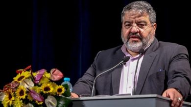 جلالي: يوم ۲۲ بهمن مثال واضح لولاء الشعب الايراني لأهداف ثورته الاسلامية أعرب رئيس منظمة الدفاع المدني في الجمهورية الاسلامية الايرانية العميد " غلام رضا جلالي" عن اعتقاده بأن يوم ۲۲ بهمن يعتبر نموذجا لوفاء الشعب الايراني لأهداف ثورته الاسلامية، واعتبره بأنه يوم الاستعداد للمشاركة الشعبية في انتخابات مجلس الشورى الاسلامي وخبراء القيادة. وشدد "جلالي" في البيان الذي أصدره بمناسبة حلول يوم 11 شباط ذكرى انتصار الثورة الاسلامية على أن هذا اليوم الخالد يعتبر ودون شك ظاهرة اجتماعية شعبية لانظير لها في العالم ولم يشهد أي مكان من العالم مثيلا لها. وتساءل المسؤول كيف يمكن لشعب يحافظ على حيويته ونشاطه بل وأكثر من ذلك بعد مرور 45 عاما على ثورته الاسلامية؟ ورأى أن ذلك انما يعود الى تأثير حدث كبير وهو أن هذه الثورة هي ثورة شعبية بإمتياز. وأوضح أن التاريخ أثبت بأن أي حدث يقع يفتقر الى قاعدة شعبية لن يكتب له الثبات والاستقرار، وشدد على أن الدعم الجماهيري لذلك الحدث سيجعله بمثابة الدرة التي تزداد جمالا وجودة. وأشار الى محاولات الأعداء الرامية للتقليل من حجم مشاركة الشعب الايراني في هذا الاحتفال العظيم وزرع بذور اليأس في نفوس المواطنين، الا ان هذا الشعب يلقمهم الحجر في كل مرة من خلال مشاركته الجماهيرية الكبيرة للغاية.