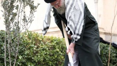 قائد الثورة الاسلامية يغرس شتلة بمناسبة يوم التشجير