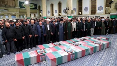 قائد الثورة يقيم صلاة الجنازة على جثامين الشهيد زاهدي ورفاقه