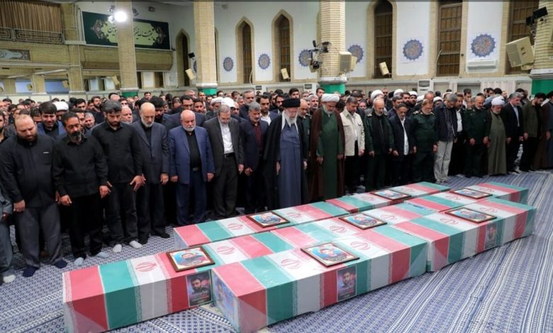 قائد الثورة يقيم صلاة الجنازة على جثامين الشهيد زاهدي ورفاقه