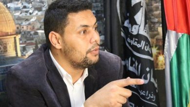 قیادي فلسطینی : حكومة إبراهيم رئيسي كانت صوت فلسطين وقلبها النابض في كل مكان أکد الناطق الرسمي باسم لجان المقاومة الفلسطينية "أبو مجاهد" : ان الشعب الفلسطیني هو أكثر الخاسرين من حادثة استشهاد الرئيس ابراهيم رئيسي ووزير خارجيته الدكتور حسين عبداللهيان الذي كان مدافعا شرسا وصوتا لشعبنا، وحقه في كل المحافل والمناسبات الدولية، باختصار لقد كانت حكومة الرئيس ابراهيم رئيسي صوت فلسطين وقلبها النابض في كل مكان. وقال أبومجاهد في حدیث لمراسل ارنا : منذ قيام الجمهورية الإسلامية الإيرانية وانتصار الثورة في ايران على يد ثلة مؤمنة طاهرة ومجاهدة، وقد حملت الجمهورية الإسلامية على عاتقها همّ القضية الفلسطينية ودعم ومساندة الشعب الفلسطيني ومقاومته على كافة الاصعدة، بكل الطرق والوسائل المتاحة. وتابع : لقد شكلت على الدوام الحكومات الإيرانية المتعاقبة منذ قيام الثورة الى يومنا هذا، دعامة وسندا رئيسياً لشعبنا ومقاومته، ولكن حكومة الرئيس الشهيد إبراهيم رئيسي كانت مميزة جدا بهذا الدعم والمؤازرة وشهدت هذه المساندة وهذا الدعم تطورا وتوسعا وفتحت كل الأبواب والمجالات بلا حدود، وكان همها الوحيد هو مساندة مقاومتنا وشعبنا سياسيا وماليا وعسكريا ودبلوماسيا. ولفت القيادي الفلسطيني : لقد ساهمت جهود الرئيس ابراهيم رئيسي ووزير خارجيته الشهيد حسين عبداللهيان، بإبراز قضيتنا وفضح ممارسات العدو الصهيوني النازية، ونشر معاناة شعبنا في كل المحافل وبكل الطرق وإظهار مظلومية شعبنا وحقه في ارضه ومقاومته. واوضح : لقد كانت الجولات والمؤتمرات والزيارات التي قام بها الشهيدان العظيمان ابراهيم رئيسي وحسين اللهيان رحمهما الله، أساساً ومصدرا للعمل الديبلوماسي والرسمي والدولي والإعلامي بالتصدي لحرب الإبادة الجماعية التي يشنها الكيان الصهيوني على شعبنا الفلسطيني في قطاع غزة وفشل كافة المؤامرات والمخططات التي كانت تستهدف جوهر قضيتنا ولا زالت واهمها بقاء شعبنا وتمسكه تجذره بارضه وافشال مشروع التهجير القسري . واختتم : لقد عودتنا الجمهورية الإسلامية الإيرانية، انها دولة مؤسسات وليست أشخاص، كذلك فقد كان الدعم والمساندة لشعبنا ومقاومتنا هو نهج وطريق أصيل للجمهورية الإسلامية منذ قيامها ونشأتها خطته قيادة الثورة الإسلامية في إيران منذ انتصارها على قوى الطغيان والاستكبار، وسيتواصل دعمها ومساندتنا لشعبنا ومقاومتنا حتى انتصاره في معركة طوفان الأقصى وصولاً للانتصار الكبير وزوال كيان الصهاينة الإجرامي وانهياره فهذا نهج إيران الإسلامية وثورتها وقادتها التي لا ولن تحيد عنها ابدا مهما تعاقبت الأجيال والقادة.