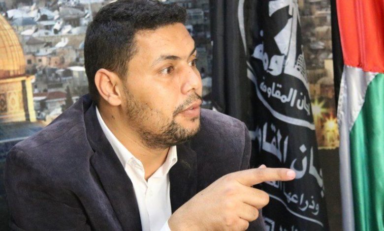 قیادي فلسطینی : حكومة إبراهيم رئيسي كانت صوت فلسطين وقلبها النابض في كل مكان أکد الناطق الرسمي باسم لجان المقاومة الفلسطينية "أبو مجاهد" : ان الشعب الفلسطیني هو أكثر الخاسرين من حادثة استشهاد الرئيس ابراهيم رئيسي ووزير خارجيته الدكتور حسين عبداللهيان الذي كان مدافعا شرسا وصوتا لشعبنا، وحقه في كل المحافل والمناسبات الدولية، باختصار لقد كانت حكومة الرئيس ابراهيم رئيسي صوت فلسطين وقلبها النابض في كل مكان. وقال أبومجاهد في حدیث لمراسل ارنا : منذ قيام الجمهورية الإسلامية الإيرانية وانتصار الثورة في ايران على يد ثلة مؤمنة طاهرة ومجاهدة، وقد حملت الجمهورية الإسلامية على عاتقها همّ القضية الفلسطينية ودعم ومساندة الشعب الفلسطيني ومقاومته على كافة الاصعدة، بكل الطرق والوسائل المتاحة. وتابع : لقد شكلت على الدوام الحكومات الإيرانية المتعاقبة منذ قيام الثورة الى يومنا هذا، دعامة وسندا رئيسياً لشعبنا ومقاومته، ولكن حكومة الرئيس الشهيد إبراهيم رئيسي كانت مميزة جدا بهذا الدعم والمؤازرة وشهدت هذه المساندة وهذا الدعم تطورا وتوسعا وفتحت كل الأبواب والمجالات بلا حدود، وكان همها الوحيد هو مساندة مقاومتنا وشعبنا سياسيا وماليا وعسكريا ودبلوماسيا. ولفت القيادي الفلسطيني : لقد ساهمت جهود الرئيس ابراهيم رئيسي ووزير خارجيته الشهيد حسين عبداللهيان، بإبراز قضيتنا وفضح ممارسات العدو الصهيوني النازية، ونشر معاناة شعبنا في كل المحافل وبكل الطرق وإظهار مظلومية شعبنا وحقه في ارضه ومقاومته. واوضح : لقد كانت الجولات والمؤتمرات والزيارات التي قام بها الشهيدان العظيمان ابراهيم رئيسي وحسين اللهيان رحمهما الله، أساساً ومصدرا للعمل الديبلوماسي والرسمي والدولي والإعلامي بالتصدي لحرب الإبادة الجماعية التي يشنها الكيان الصهيوني على شعبنا الفلسطيني في قطاع غزة وفشل كافة المؤامرات والمخططات التي كانت تستهدف جوهر قضيتنا ولا زالت واهمها بقاء شعبنا وتمسكه تجذره بارضه وافشال مشروع التهجير القسري . واختتم : لقد عودتنا الجمهورية الإسلامية الإيرانية، انها دولة مؤسسات وليست أشخاص، كذلك فقد كان الدعم والمساندة لشعبنا ومقاومتنا هو نهج وطريق أصيل للجمهورية الإسلامية منذ قيامها ونشأتها خطته قيادة الثورة الإسلامية في إيران منذ انتصارها على قوى الطغيان والاستكبار، وسيتواصل دعمها ومساندتنا لشعبنا ومقاومتنا حتى انتصاره في معركة طوفان الأقصى وصولاً للانتصار الكبير وزوال كيان الصهاينة الإجرامي وانهياره فهذا نهج إيران الإسلامية وثورتها وقادتها التي لا ولن تحيد عنها ابدا مهما تعاقبت الأجيال والقادة.