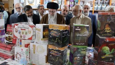 قائد الثورة يحذر من استبدال مطالعة الكتب بالفضاء الافتراضي
