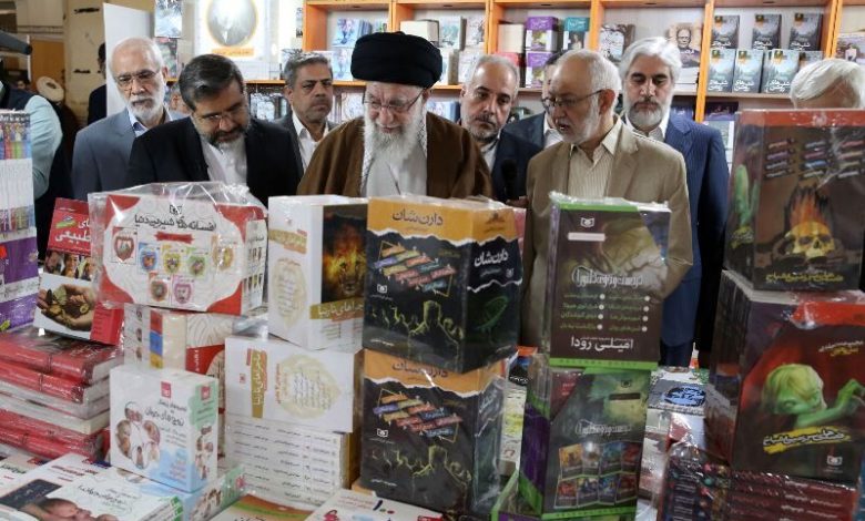 قائد الثورة يحذر من استبدال مطالعة الكتب بالفضاء الافتراضي