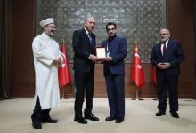 قارئان إيرانيان يفوزان في المسابقات القرآنية الدولية بتركيا فاز القارئان الإيرانيان "میلاد عاشقی" و " بارسا انکشتان" بالمركز الثاني في قسمي "حفظ القرآن الكريم کاملا" و "قراءة التحقيق" على التوالي في المسابقات القرآنية الدولية التي أقيمت في ترکیا. وحصل كل من ممثل الجمهورية الإسلامية الإيرانية في فرع حفظ كامل المصحف الشريف "ميلاد عاشقي"، وممثلها في فرع قراءة التحقيق "سيد بارسا أنكشتان" على المركز الثاني في كلا الفرعين بالدورة التاسعة من مسابقة تركيا الدولية للقرآن الكريم. ويعد "میلاد عاشقی" من نخبة شباب محافظة أذربایجان الشرقية في المجال العلمي ويدرس الطب حاليا. وأقيم الحفل الختامي للمسابقة الدولية للقرآن في تركيا بدورتها التاسعة في القصر الرئاسي التركي بحضور الرئيس الترکي "رجب طيب أردوغان". وقدّم الرئيس التركي لوحات تقديرية والجوائز الخاصة بالفائزين في المسابقات.