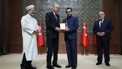 قارئان إيرانيان يفوزان في المسابقات القرآنية الدولية بتركيا فاز القارئان الإيرانيان "میلاد عاشقی" و " بارسا انکشتان" بالمركز الثاني في قسمي "حفظ القرآن الكريم کاملا" و "قراءة التحقيق" على التوالي في المسابقات القرآنية الدولية التي أقيمت في ترکیا. وحصل كل من ممثل الجمهورية الإسلامية الإيرانية في فرع حفظ كامل المصحف الشريف "ميلاد عاشقي"، وممثلها في فرع قراءة التحقيق "سيد بارسا أنكشتان" على المركز الثاني في كلا الفرعين بالدورة التاسعة من مسابقة تركيا الدولية للقرآن الكريم. ويعد "میلاد عاشقی" من نخبة شباب محافظة أذربایجان الشرقية في المجال العلمي ويدرس الطب حاليا. وأقيم الحفل الختامي للمسابقة الدولية للقرآن في تركيا بدورتها التاسعة في القصر الرئاسي التركي بحضور الرئيس الترکي "رجب طيب أردوغان". وقدّم الرئيس التركي لوحات تقديرية والجوائز الخاصة بالفائزين في المسابقات.